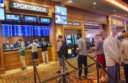 placing a bet at the sportsbook on college football bowl games